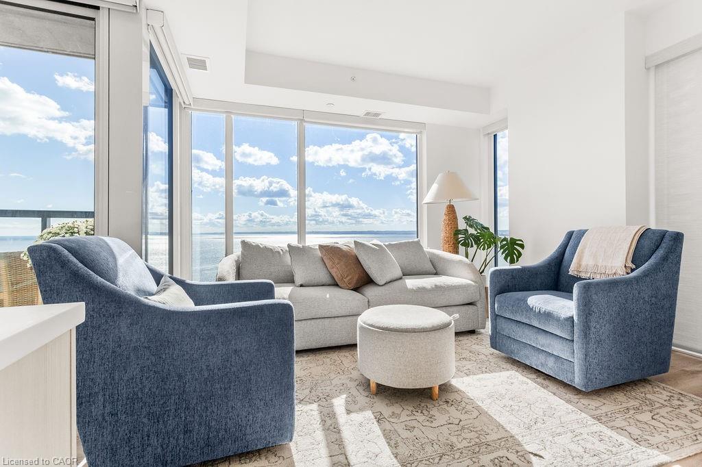 1207-370 Martha Street, Burlington, ON - Indoor Photo Showing Living Room
