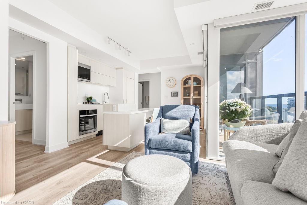 1207-370 Martha Street, Burlington, ON - Indoor Photo Showing Living Room