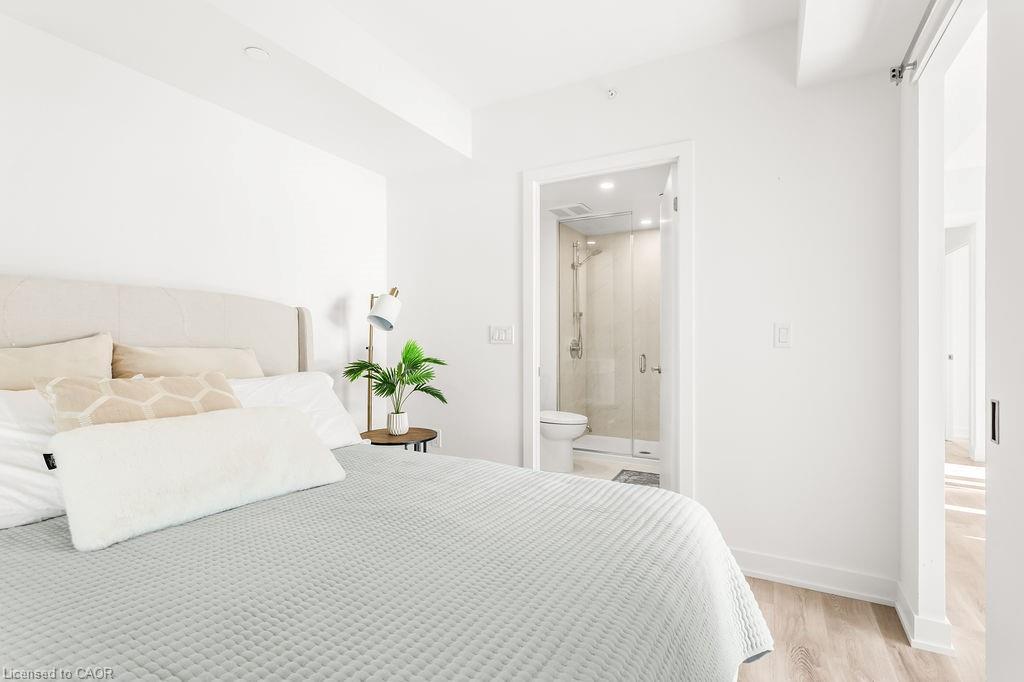 1207-370 Martha Street, Burlington, ON - Indoor Photo Showing Bedroom