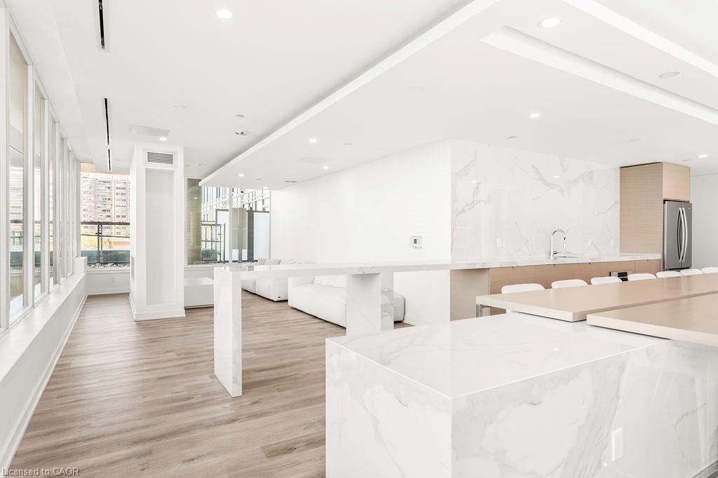 1207-370 Martha Street, Burlington, ON - Indoor