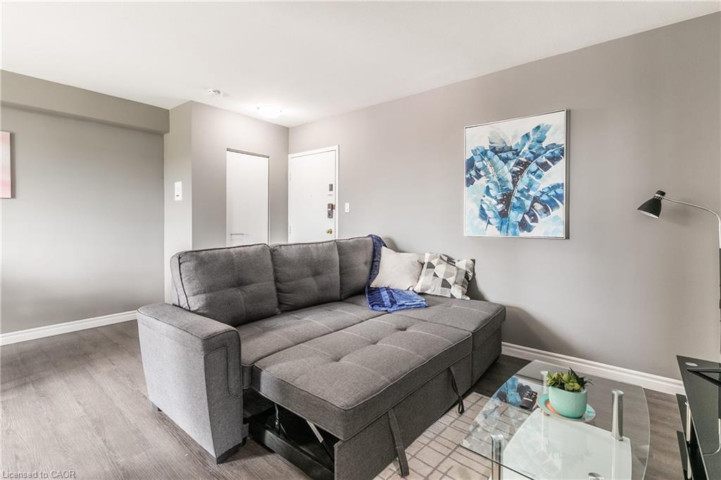 41-2322 King Street E, Hamilton, ON - Indoor Photo Showing Living Room