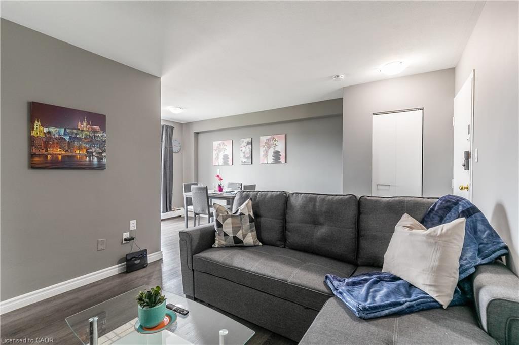 41-2322 King Street E, Hamilton, ON - Indoor Photo Showing Living Room