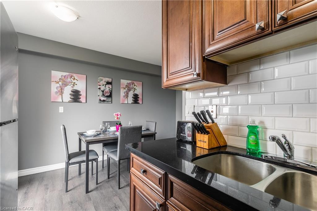 41-2322 King Street E, Hamilton, ON - Indoor Photo Showing Kitchen With Double Sink