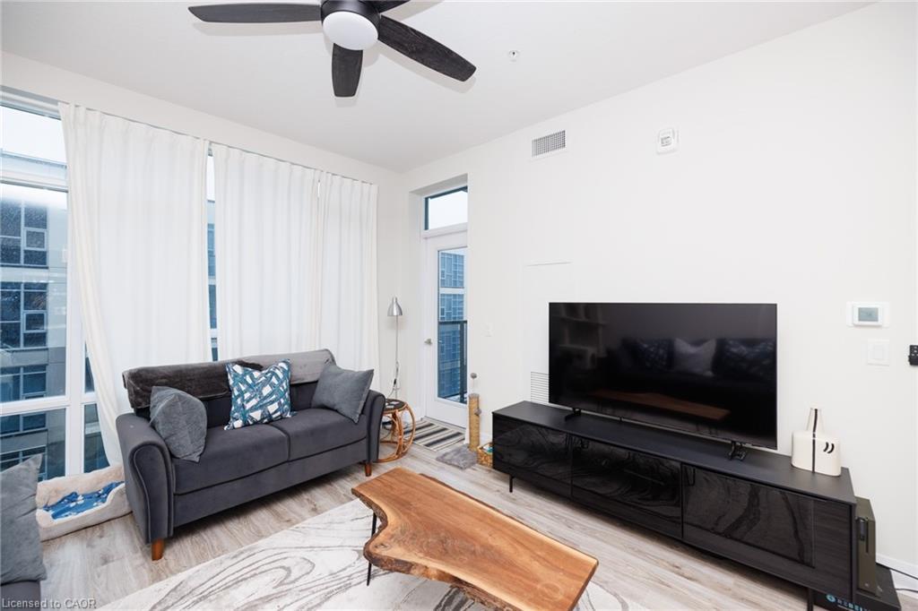 439-16 Concord Place, Grimsby, ON - Indoor Photo Showing Living Room