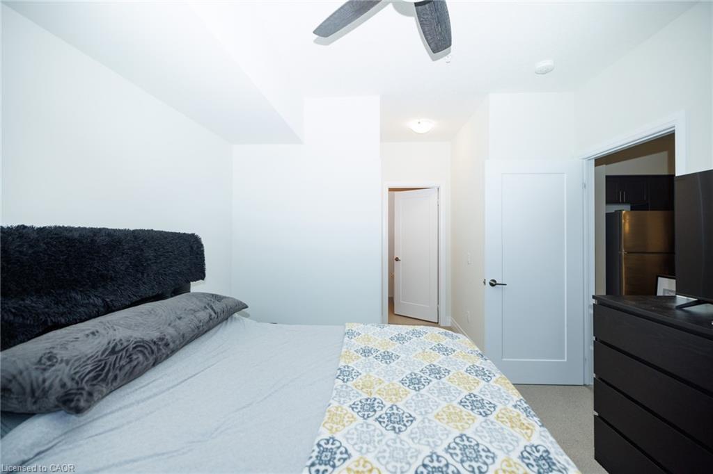 439-16 Concord Place, Grimsby, ON - Indoor Photo Showing Bedroom