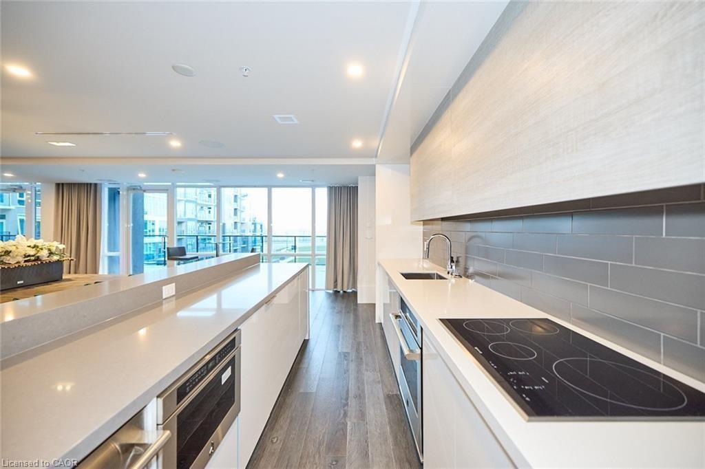 439-16 Concord Place, Grimsby, ON - Indoor Photo Showing Kitchen With Double Sink With Upgraded Kitchen