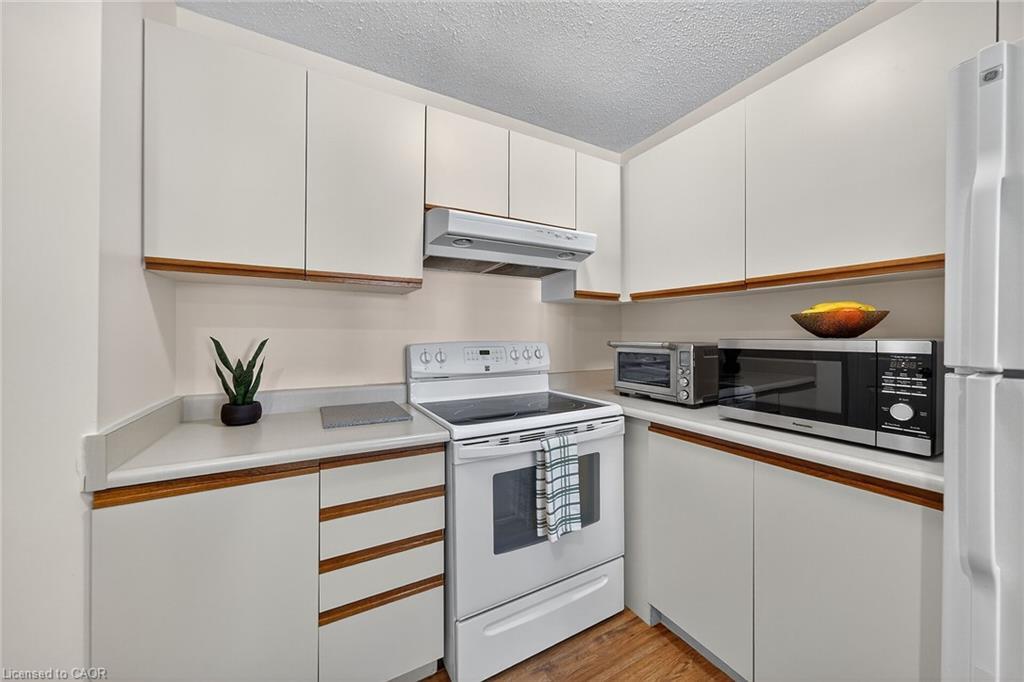 301-1210 Thorpe Road, Burlington, ON - Indoor Photo Showing Kitchen