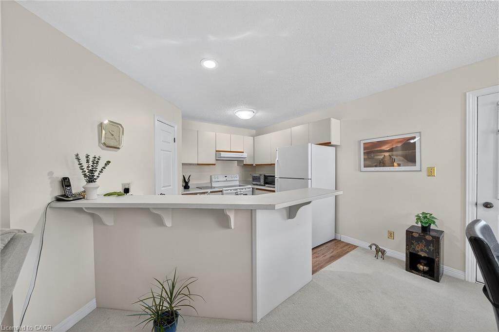 301-1210 Thorpe Road, Burlington, ON - Indoor Photo Showing Kitchen