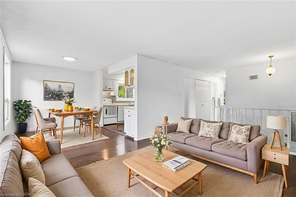 26 October Place, Brantford, ON - Indoor Photo Showing Living Room