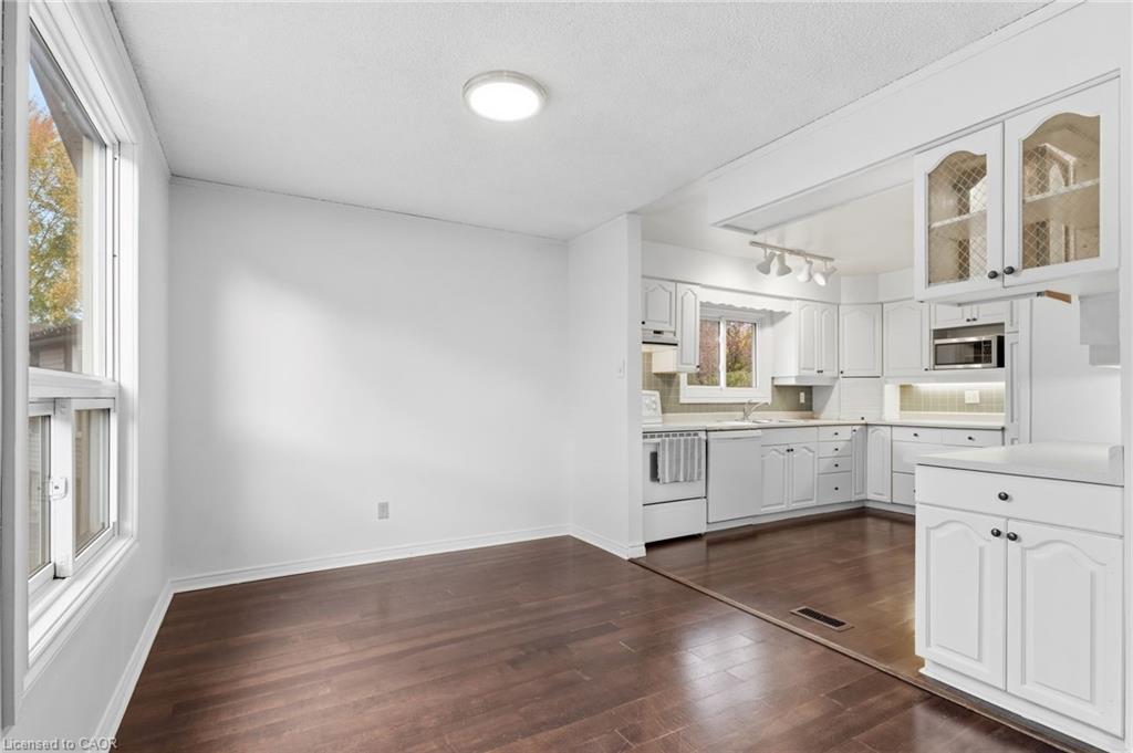 26 October Place, Brantford, ON - Indoor Photo Showing Kitchen