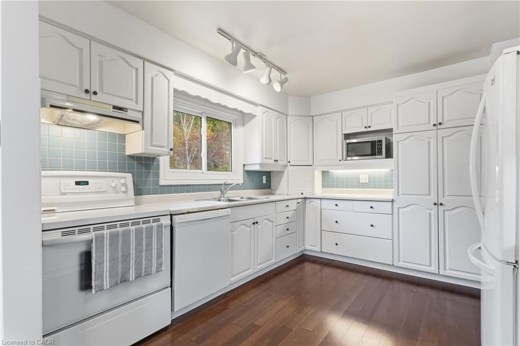 26 October Place, Brantford, ON - Indoor Photo Showing Kitchen