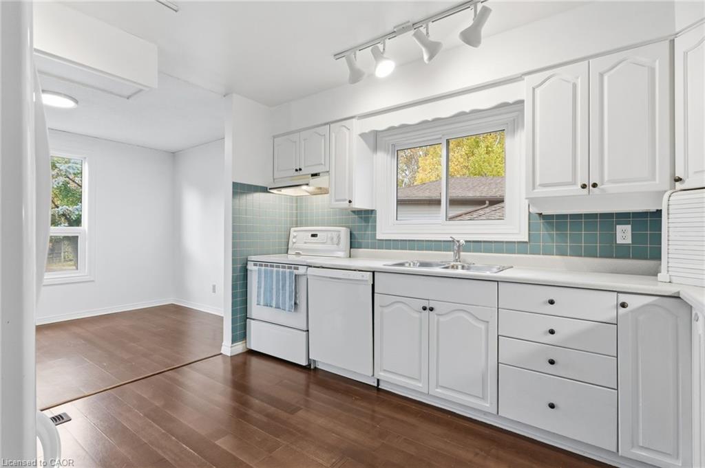 26 October Place, Brantford, ON - Indoor Photo Showing Kitchen With Double Sink