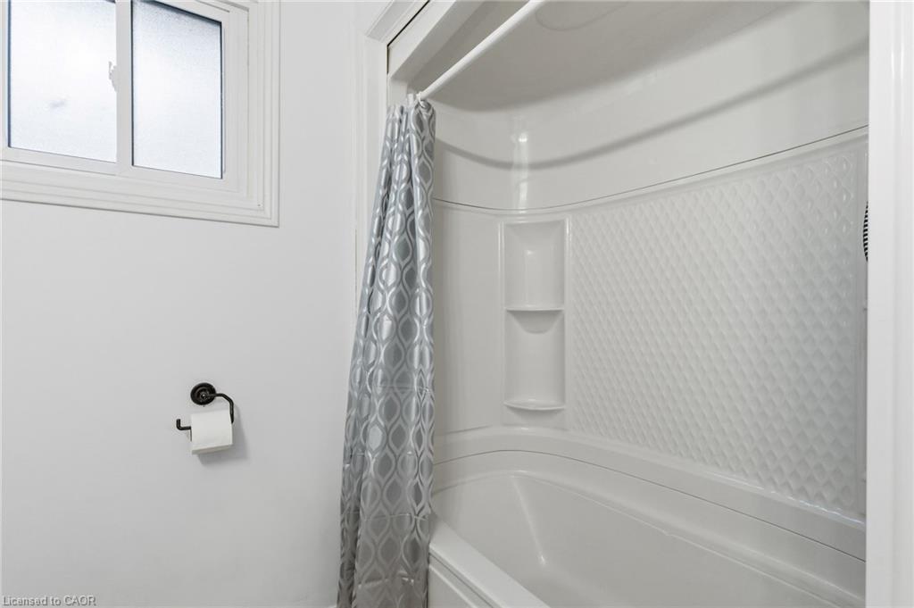 26 October Place, Brantford, ON - Indoor Photo Showing Bathroom