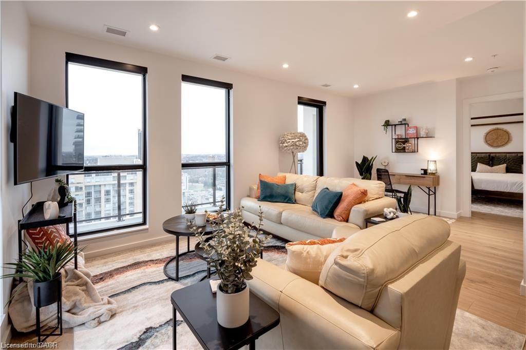 1814-181 King Street S, Waterloo, ON - Indoor Photo Showing Living Room