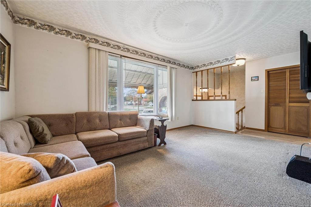162 The Country Way, Kitchener, ON - Indoor Photo Showing Living Room