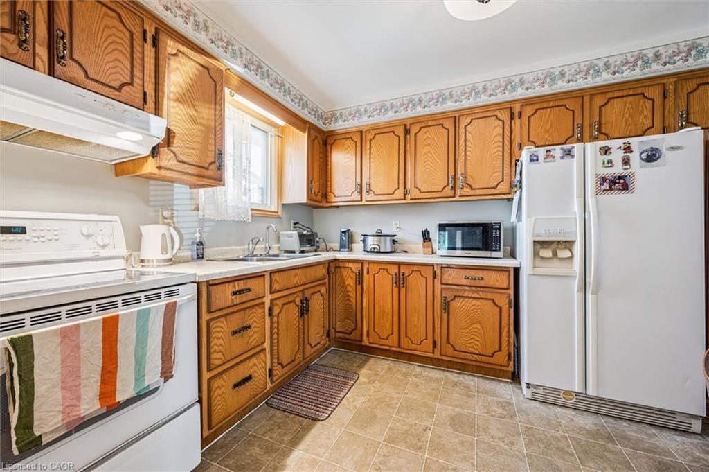 162 The Country Way, Kitchener, ON - Indoor Photo Showing Kitchen With Double Sink
