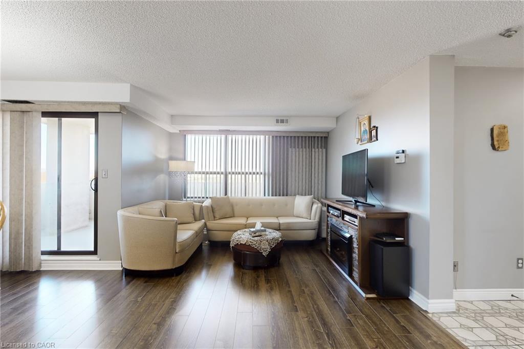 1002-432 Main Street, Hamilton, ON - Indoor Photo Showing Living Room
