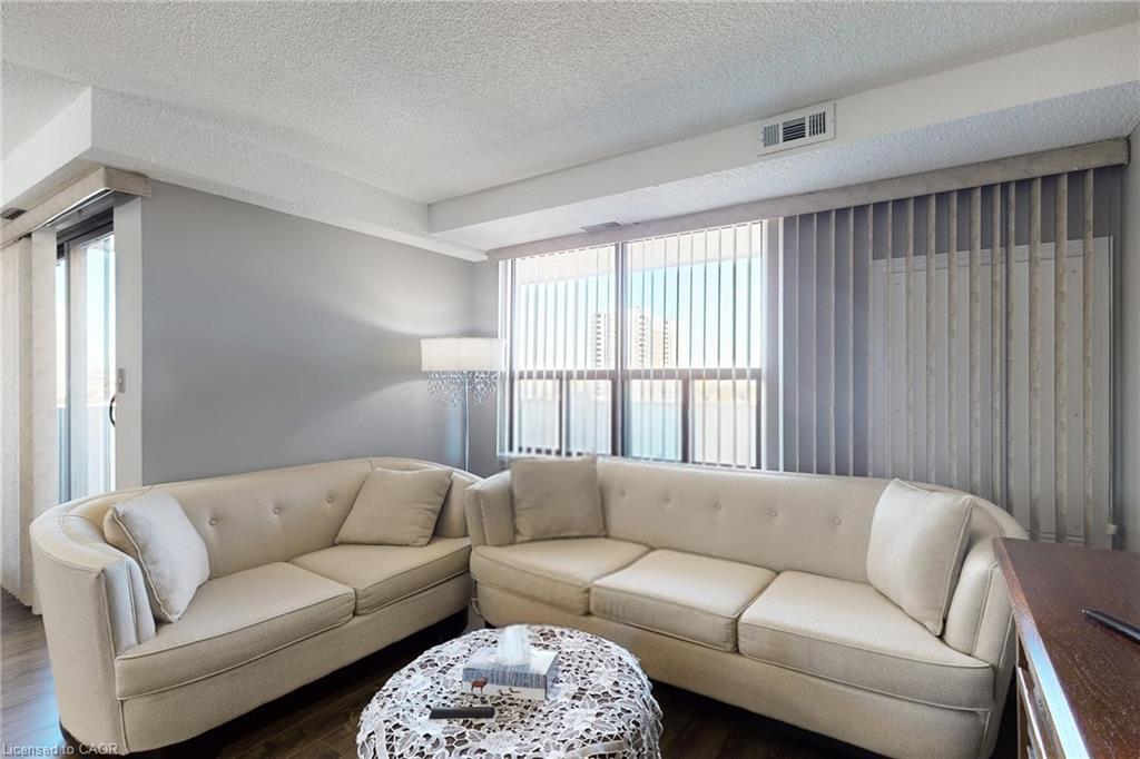 1002-432 Main Street, Hamilton, ON - Indoor Photo Showing Living Room