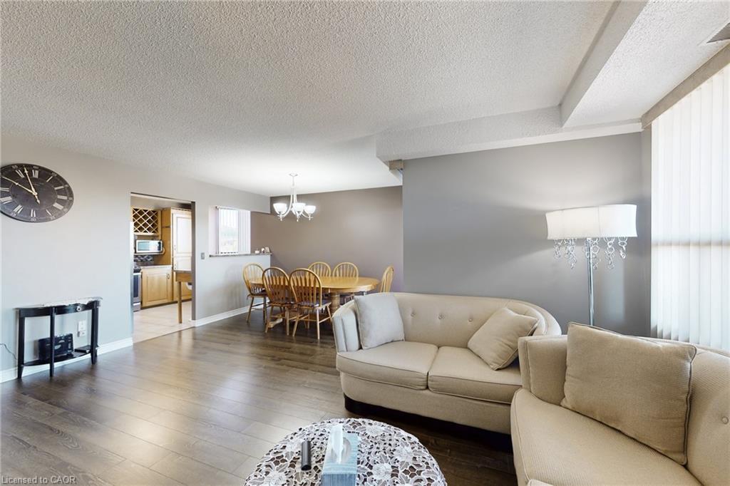 1002-432 Main Street, Hamilton, ON - Indoor Photo Showing Living Room
