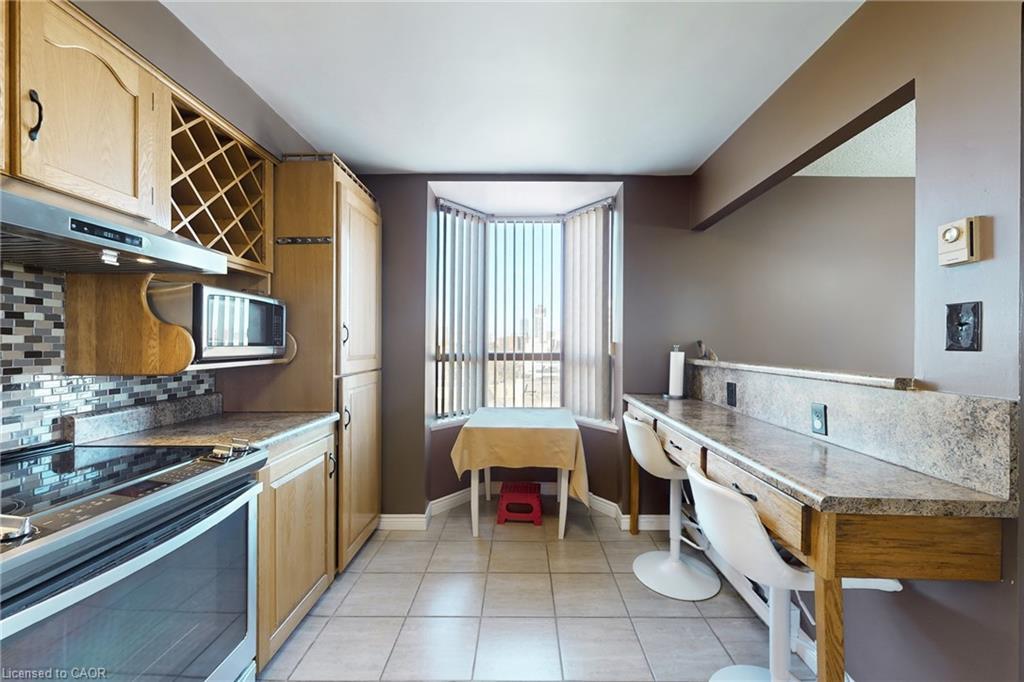1002-432 Main Street, Hamilton, ON - Indoor Photo Showing Kitchen