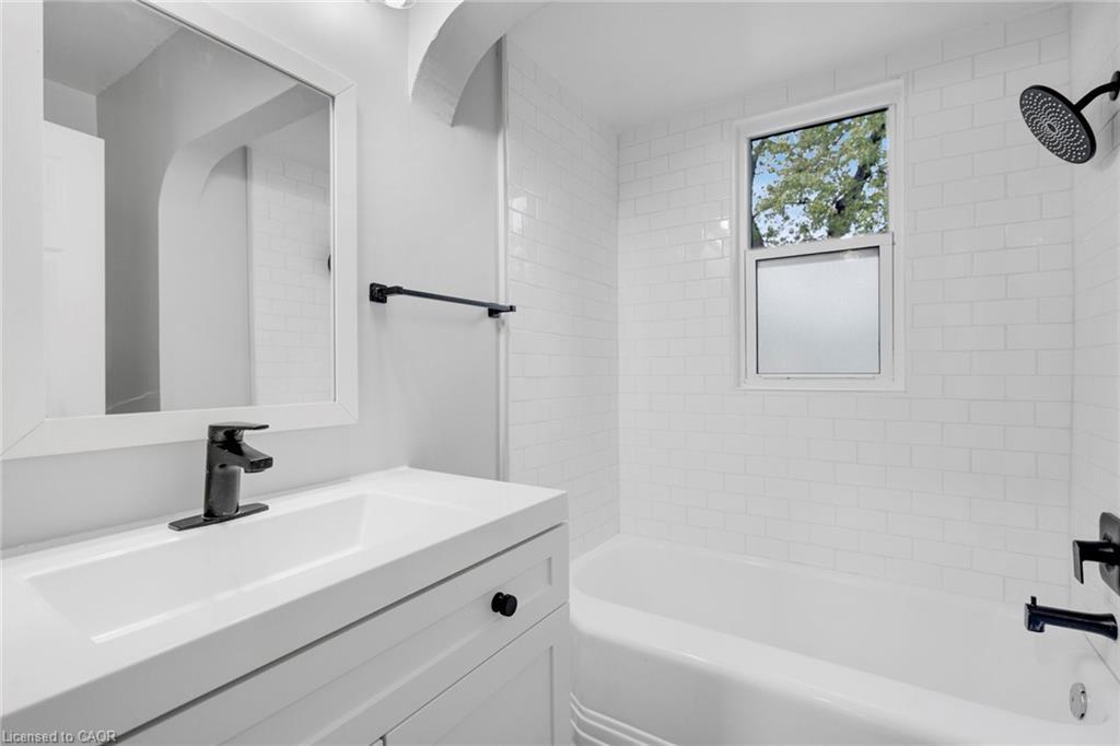 20 West 4Th Street, Hamilton, ON - Indoor Photo Showing Bathroom