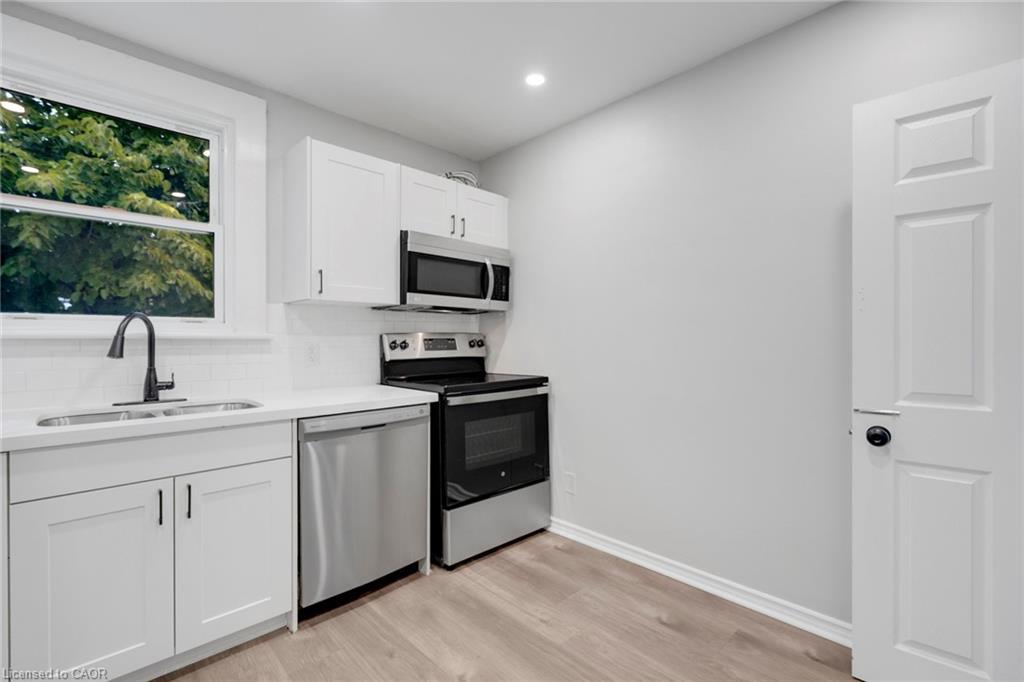 20 West 4Th Street, Hamilton, ON - Indoor Photo Showing Kitchen