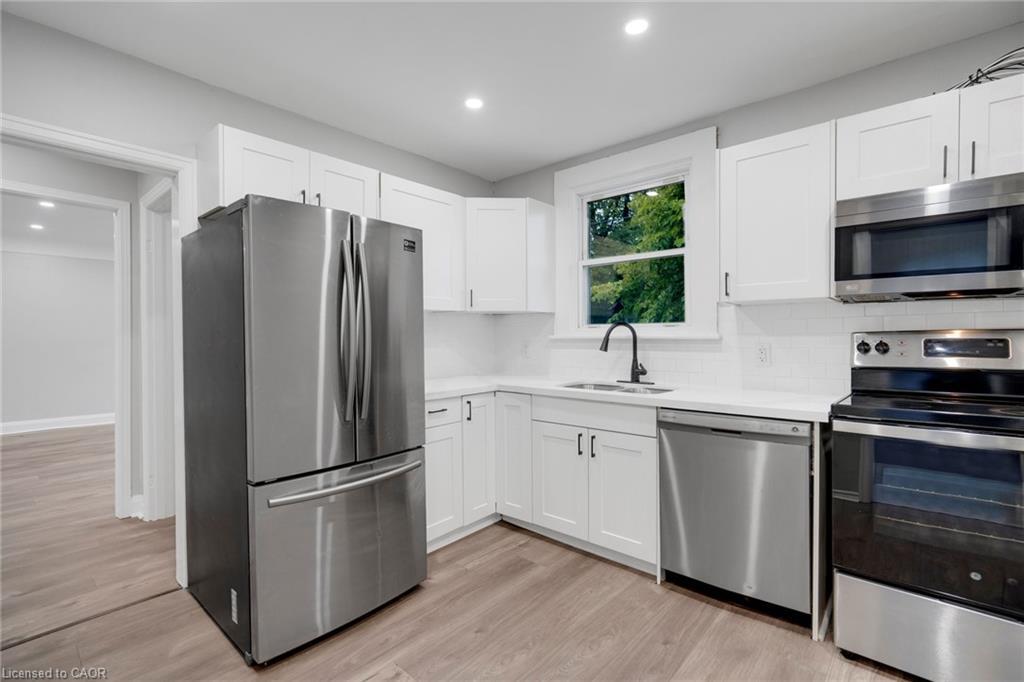 20 West 4Th Street, Hamilton, ON - Indoor Photo Showing Kitchen