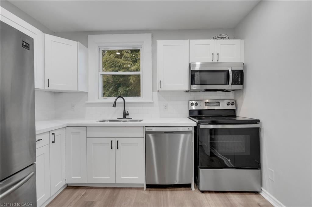 20 West 4Th Street, Hamilton, ON - Indoor Photo Showing Kitchen