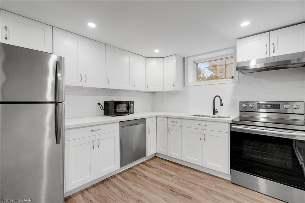 20 West 4Th Street, Hamilton, ON - Indoor Photo Showing Kitchen