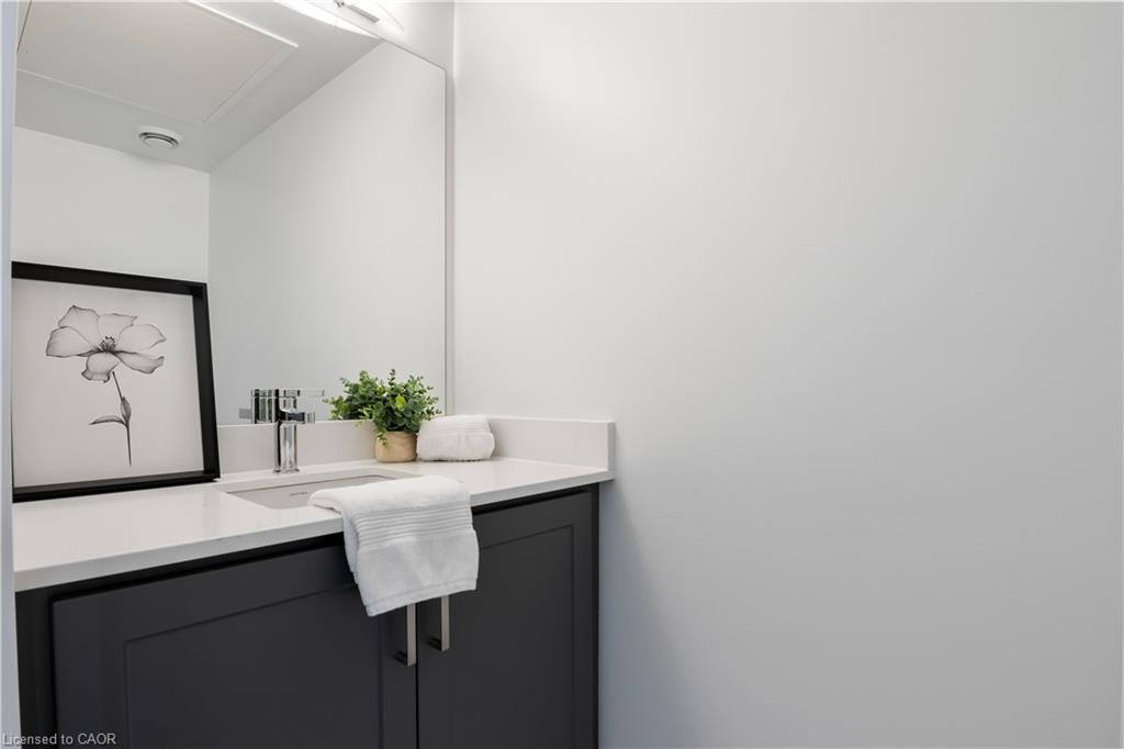 420-55 Duke Street W, Kitchener, ON - Indoor Photo Showing Bathroom