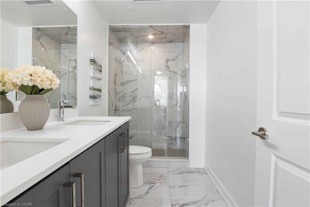 420-55 Duke Street W, Kitchener, ON - Indoor Photo Showing Bathroom