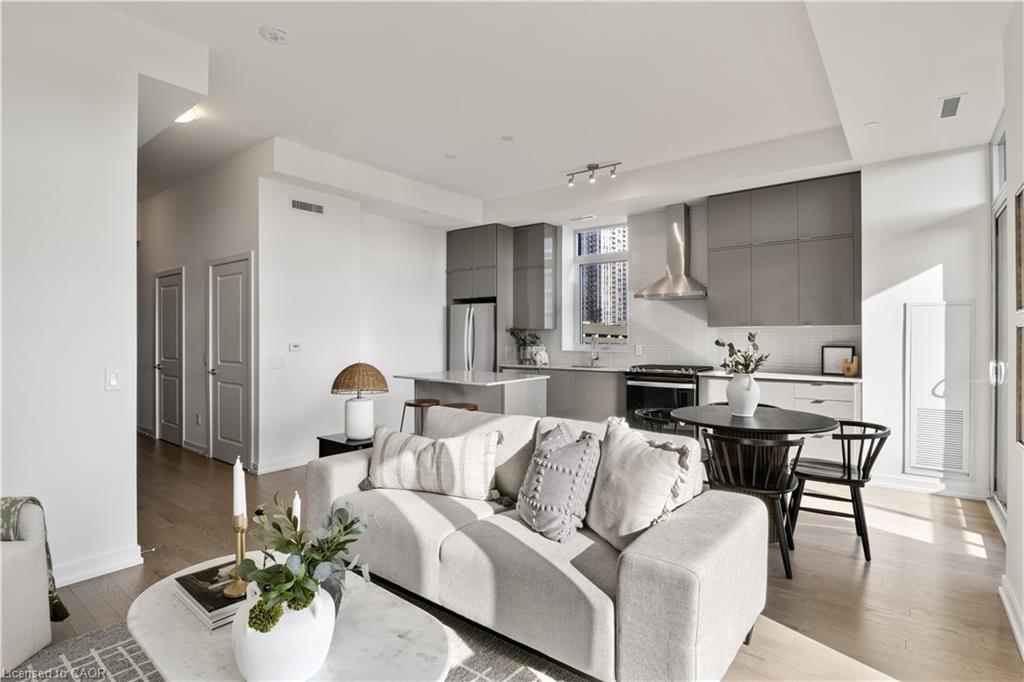 420-55 Duke Street W, Kitchener, ON - Indoor Photo Showing Living Room