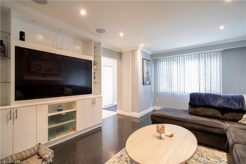 28 Glen Eden Court, Hamilton, ON - Indoor Photo Showing Living Room