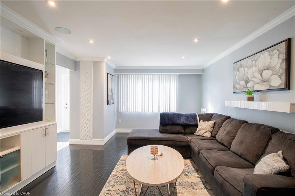 28 Glen Eden Court, Hamilton, ON - Indoor Photo Showing Living Room
