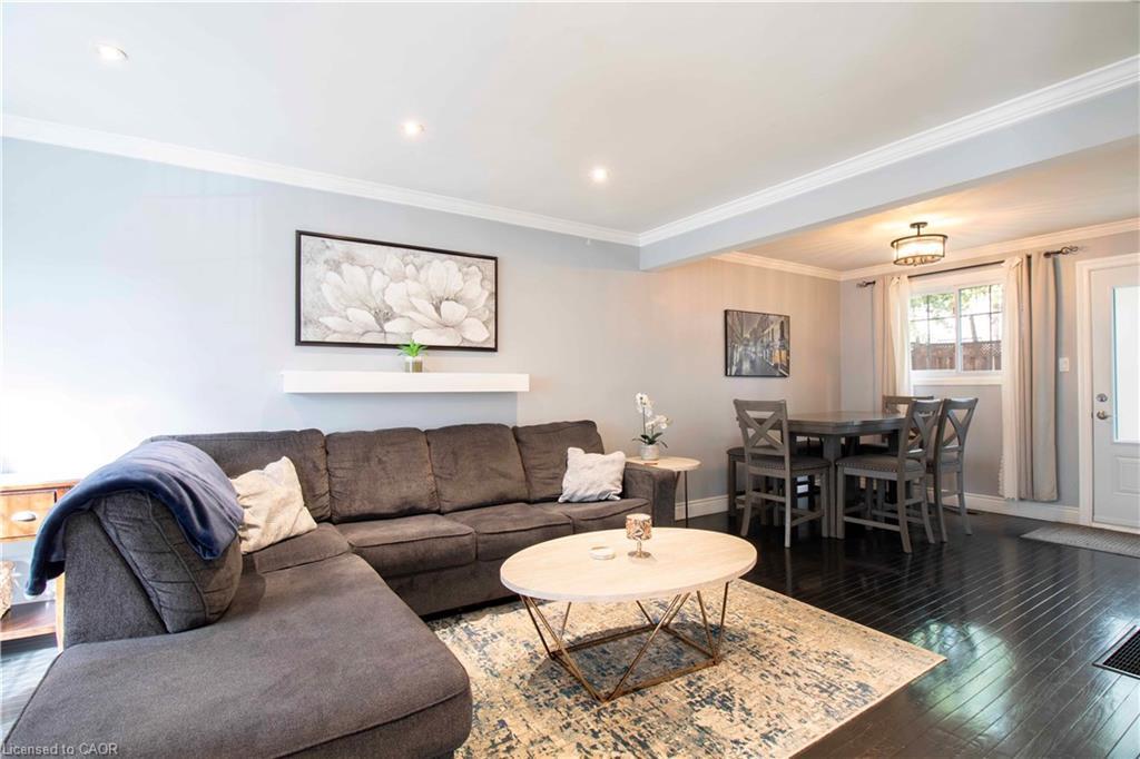 28 Glen Eden Court, Hamilton, ON - Indoor Photo Showing Living Room