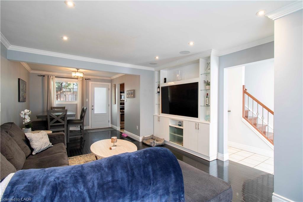 28 Glen Eden Court, Hamilton, ON - Indoor Photo Showing Living Room
