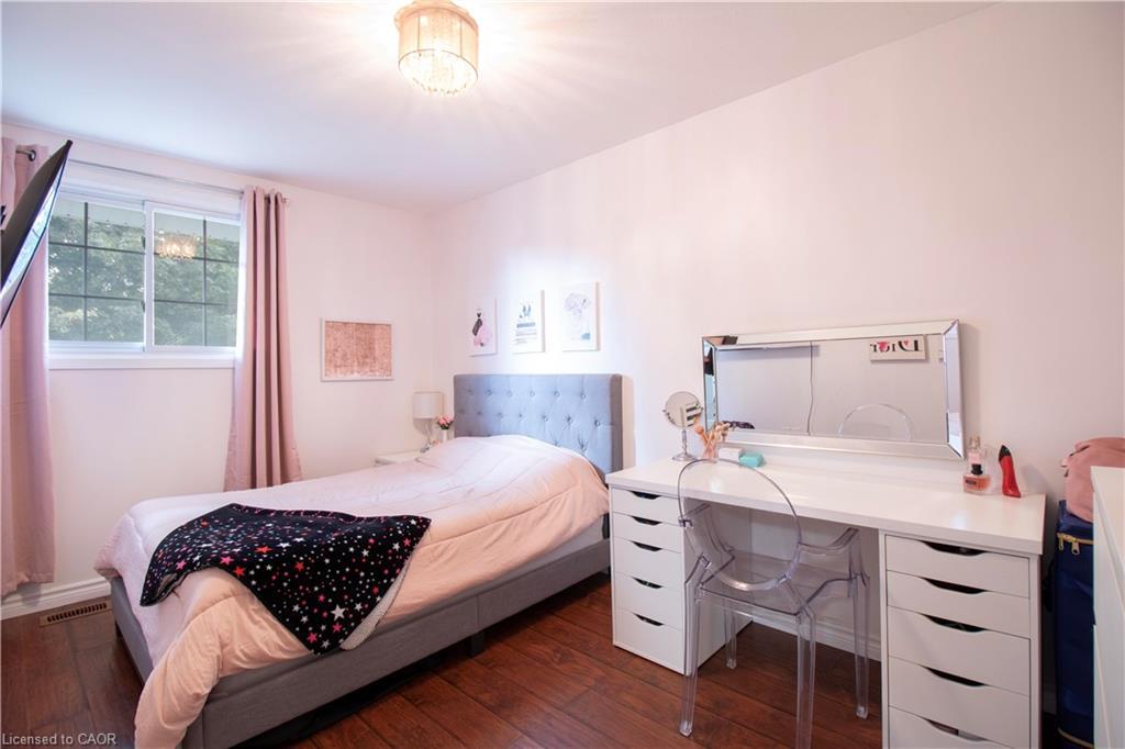 28 Glen Eden Court, Hamilton, ON - Indoor Photo Showing Bedroom