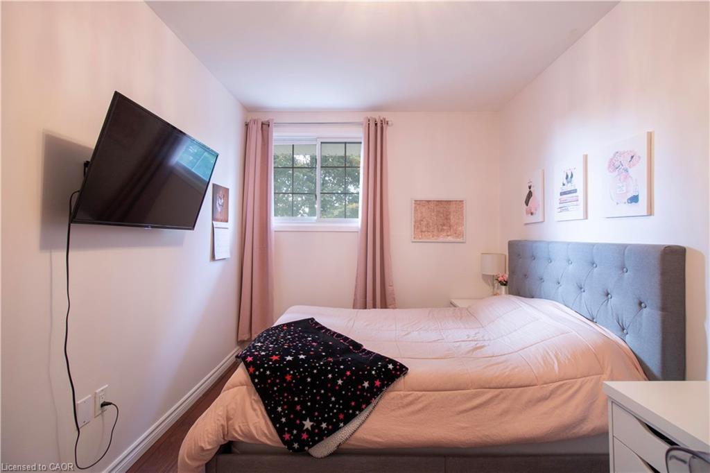 28 Glen Eden Court, Hamilton, ON - Indoor Photo Showing Bedroom