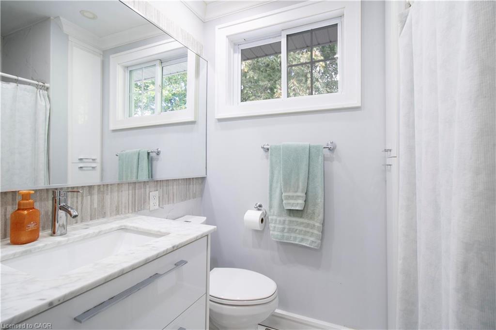 28 Glen Eden Court, Hamilton, ON - Indoor Photo Showing Bathroom