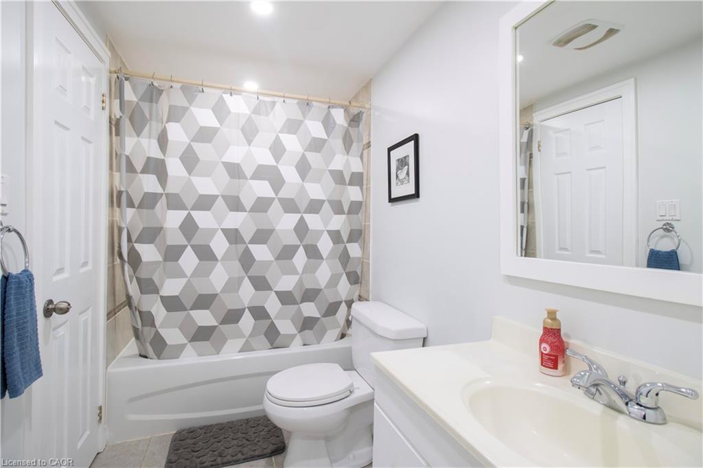 28 Glen Eden Court, Hamilton, ON - Indoor Photo Showing Bathroom