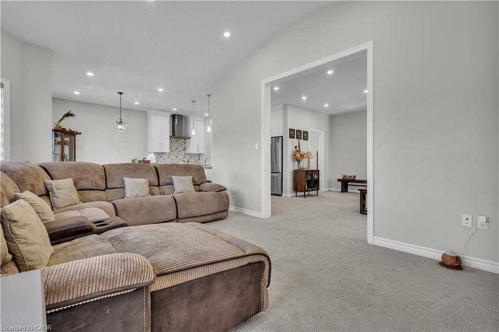 24 Sutherland Crescent, Ingersoll, ON - Indoor Photo Showing Living Room