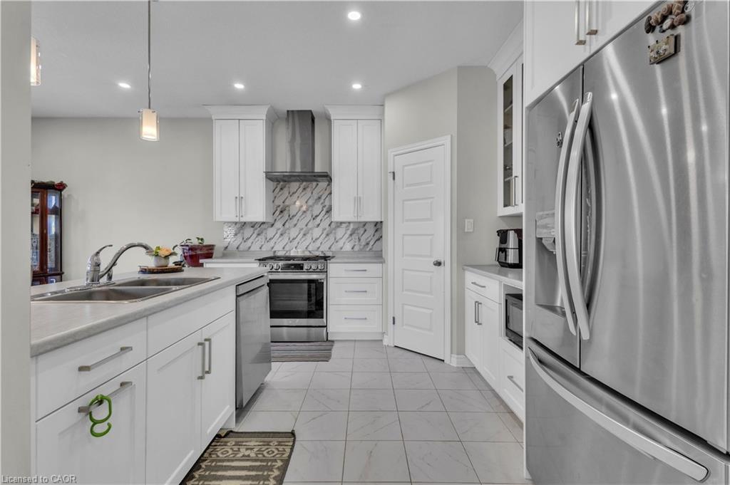 24 Sutherland Crescent, Ingersoll, ON - Indoor Photo Showing Kitchen With Double Sink With Upgraded Kitchen