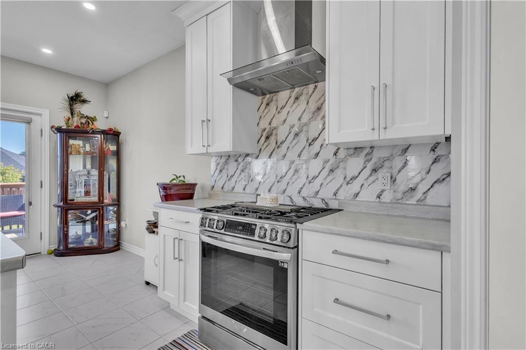 24 Sutherland Crescent, Ingersoll, ON - Indoor Photo Showing Kitchen With Upgraded Kitchen