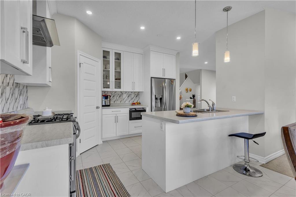 24 Sutherland Crescent, Ingersoll, ON - Indoor Photo Showing Kitchen With Upgraded Kitchen
