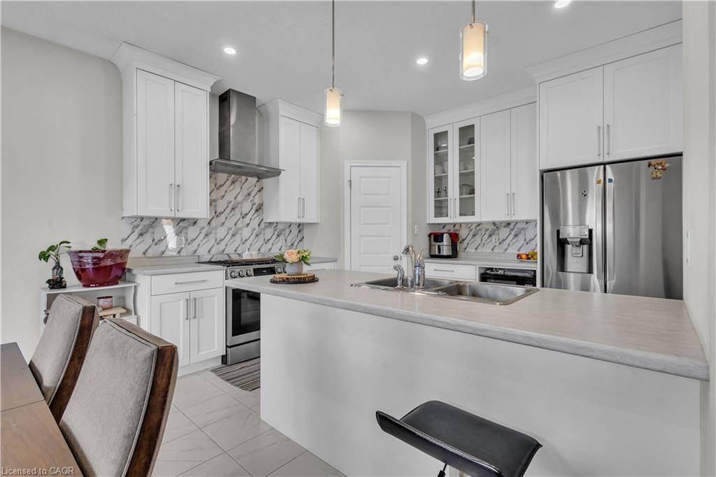 24 Sutherland Crescent, Ingersoll, ON - Indoor Photo Showing Kitchen With Upgraded Kitchen