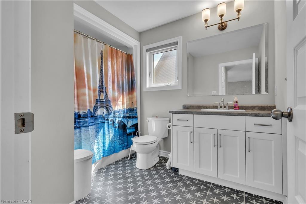 24 Sutherland Crescent, Ingersoll, ON - Indoor Photo Showing Bathroom