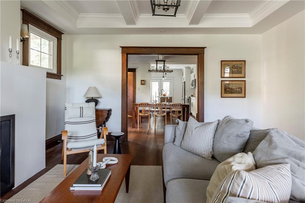 27 Cliff Avenue, Hamilton, ON - Indoor Photo Showing Living Room