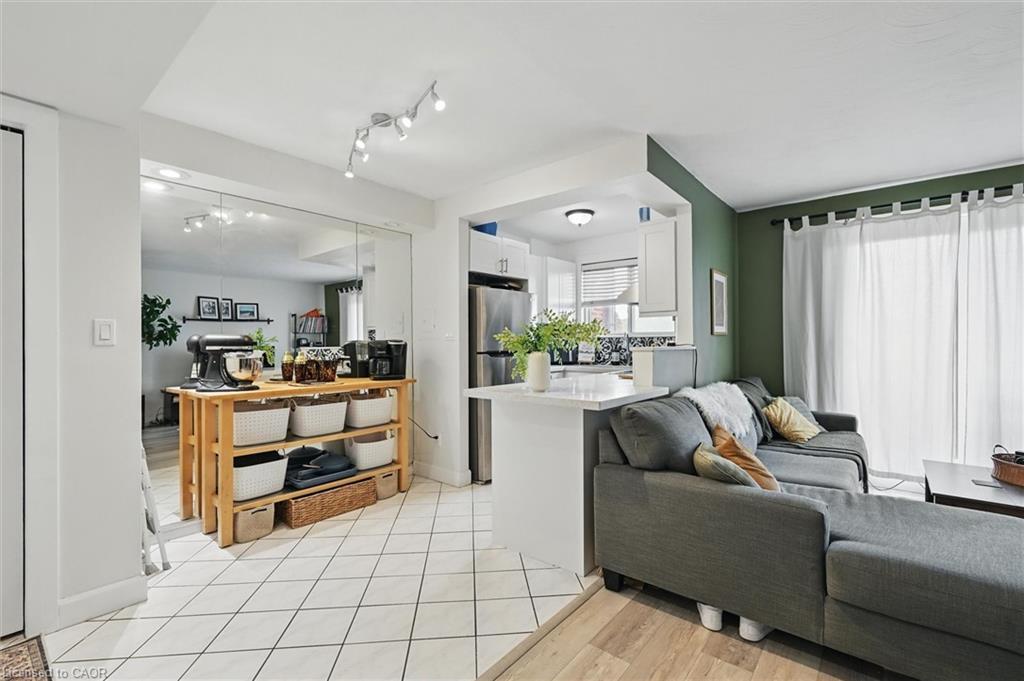 43-2373 King Street E, Hamilton, ON - Indoor Photo Showing Living Room