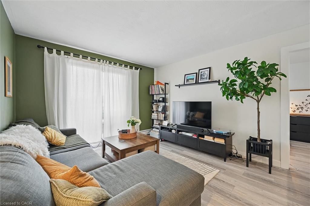 43-2373 King Street E, Hamilton, ON - Indoor Photo Showing Living Room