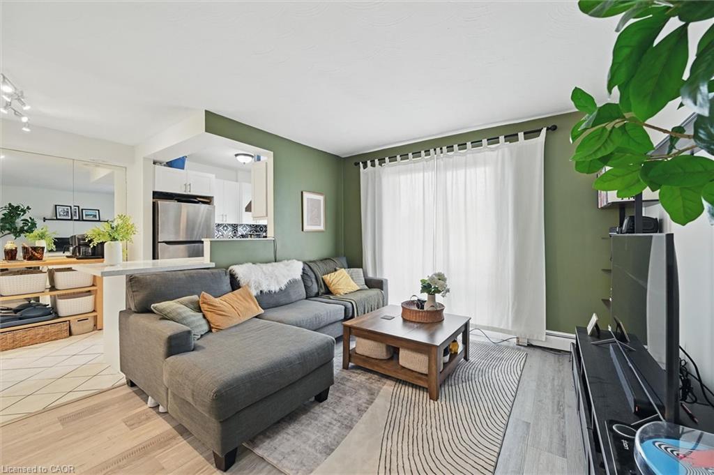 43-2373 King Street E, Hamilton, ON - Indoor Photo Showing Living Room